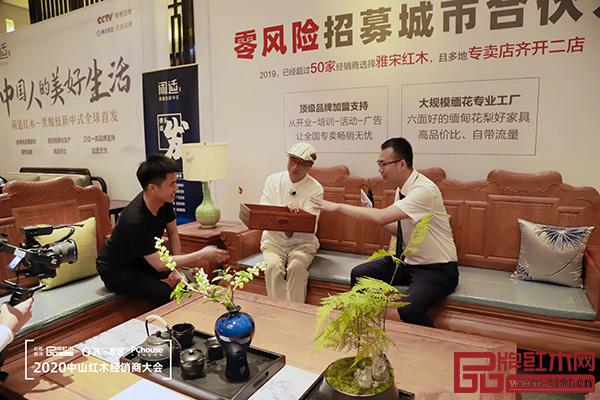 國務(wù)院特殊津貼專家、清華大學家具設(shè)計高研班講座教授、意大利米蘭多莫斯設(shè)計學院訪問學者、當代中式美學生活方式研究學者彭亮（中）從美學角度為觀眾介紹雅宋產(chǎn)品