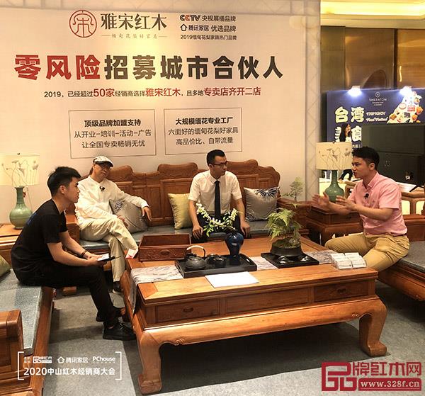 全聯(lián)藝術(shù)紅木家具專業(yè)委員會執(zhí)行會長、紅木資深媒體人、騰訊家居紅木、品牌紅木總編林偉華（右）在直播中講述雅宋紅木的品牌優(yōu)勢