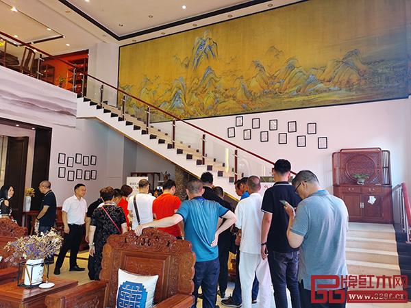 經(jīng)銷商們走進雅宋紅木展廳，零距離感受雅宋紅木“六面好”的精品工藝