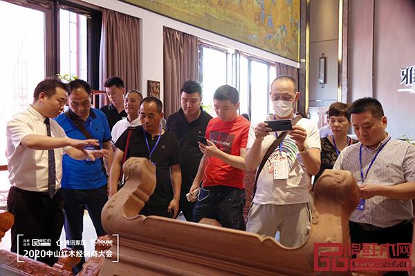 經(jīng)銷商們走進雅宋紅木展廳，零距離感受雅宋紅木“六面好”的精品工藝