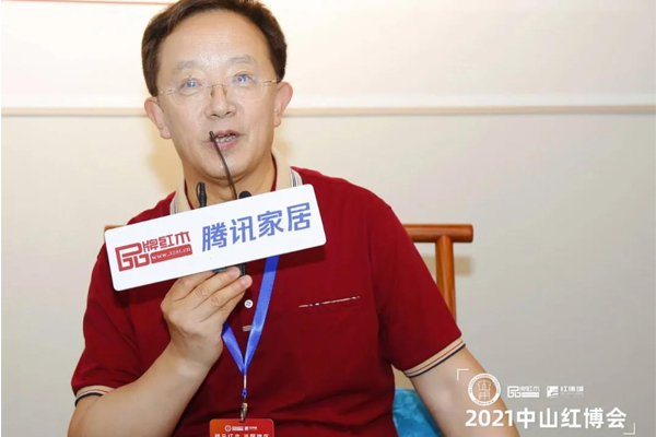 全聯(lián)藝術(shù)紅木家具專業(yè)委員會專家顧問、華南農(nóng)業(yè)大學(xué)博士生導(dǎo)師李凱夫表達(dá)了對雅宋紅木六面好產(chǎn)品的高度認(rèn)可