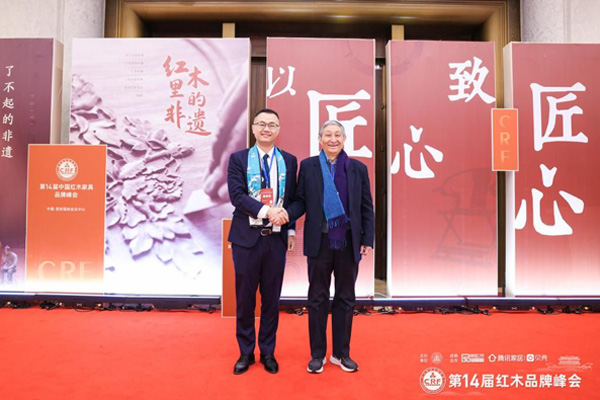 全聯(lián)藝術(shù)紅木家具專業(yè)委員會專家顧問、故宮博物院文?？萍疾吭魅尾莒o樓，雅宋紅木總經(jīng)理竇琦柳合影